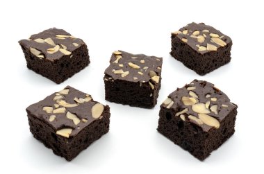 Çikolatalı Brownie arka planda izole edilmiş..