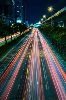 Bangkok Tayland 'da gece trafik sıkışıklığı olan bir arabanın ışığı..