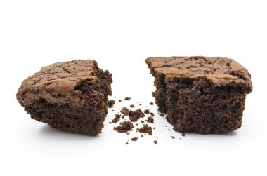 Çikolatalı Brownie 'nin arka planında izole edilmiş bir dilim var..