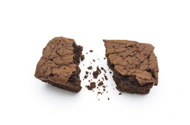 Çikolatalı Brownie 'nin arka planında izole edilmiş bir dilim var..