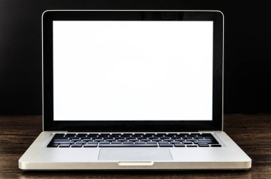 Siyah arkaplanda boş ekran olan dizüstü bilgisayar.