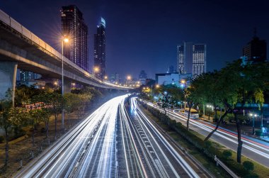 Bangkok Tayland 'da bir yol üzerinde geceleri uzun süre görülmüş..