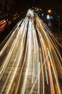 Bangkok Tayland 'da gece trafik sıkışıklığı olan bir arabanın ışığı..