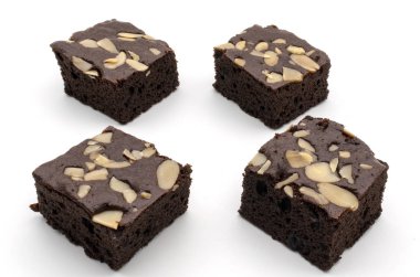 Beyaz arka planda izole edilmiş çikolatalı kek..