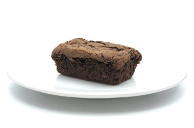 Arkaplanda izole edilmiş bir çikolatalı kek..