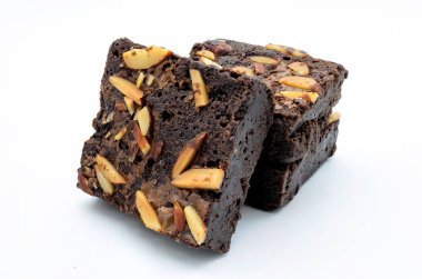 Beyaz arka planda izole edilmiş çikolatalı kek..