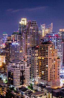Yazı: Bangkok City, Tayland, 30 Mart 2017. Bangkok şehrinin gece vakti Siam Bangkok Tayland 'da iş ve iletişim merkezi var..