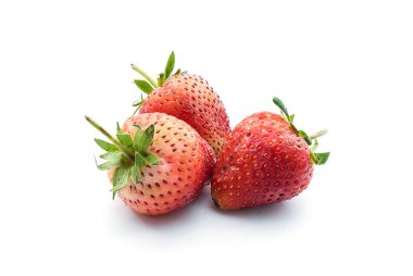 Çilek beyaz arkaplanda izole edildi.