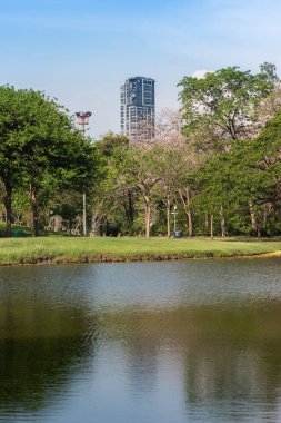 Mavi gökyüzü altında uzun görüş ve su ile yansıma ile sabah birçok büyük bulutlu yüksek Apart bina.