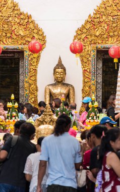 Yazı: Rai Khing Tapınağı, Nakhon Pathom, Tayland, 15 Nisan 2017. Songkran Günü Festivali 2017 'de Rai Khing Tapınağı Nakhon Pathom Tayland' da birçok insan Buda 'ya saygılarını sundu..