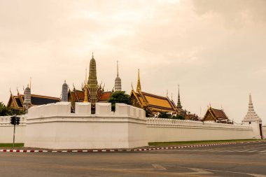 Wat Phra Kaew tam resmi adı Wat Phra Si Rattana Satsadaram Bangkok akşam , Tayland