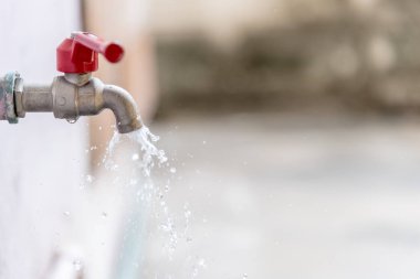 Damlayan su damlası ile yakın çekim musluğu. Su kaydediliyor.