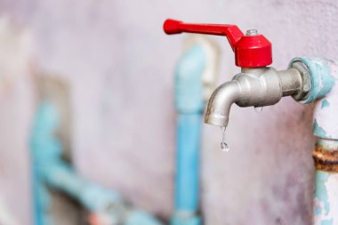 Damlayan su damlası ile yakın çekim musluğu. Su kaydediliyor.