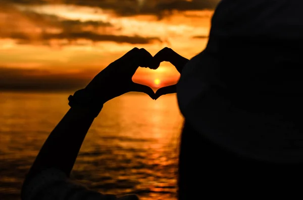 Tramonto Amore Nel Cuore Mano Sul Mare Con Silhouette — Foto Stock