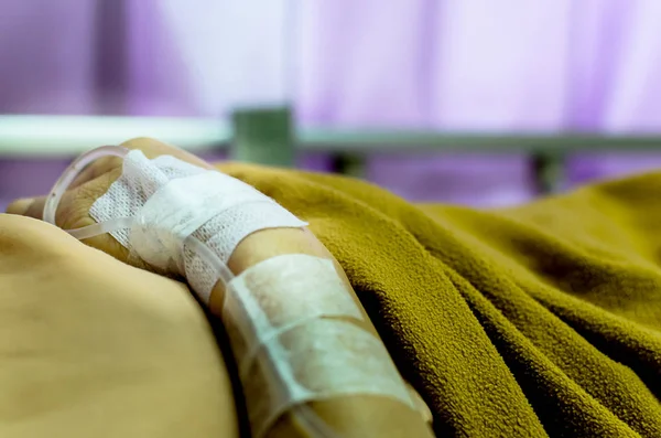 Nahaufnahme Salzwasserleitung Einer Hand Des Patienten Und Infusionsleitung Der Hand — Stockfoto