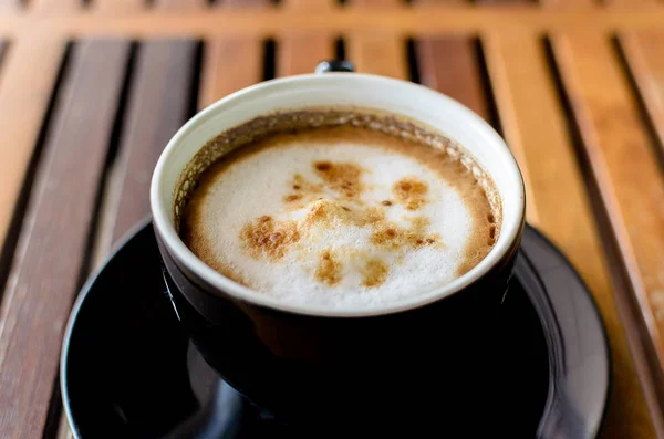 Una Taza Café Capuchino Mesa Madera Marrón Línea Horaizontal Listo — Foto de Stock