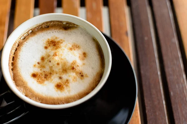 Una Taza Café Capuchino Mesa Madera Marrón Línea Horaizontal Listo — Foto de Stock