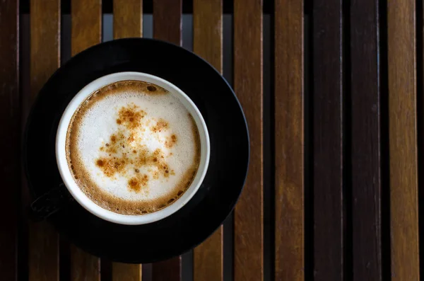 Una Taza Café Capuchino Mesa Madera Marrón Línea Horaizontal Listo — Foto de Stock