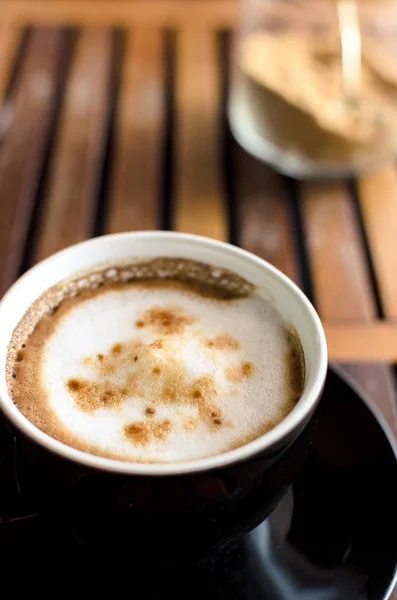 Una Taza Café Capuchino Mesa Madera Marrón Línea Horaizontal Listo — Foto de Stock