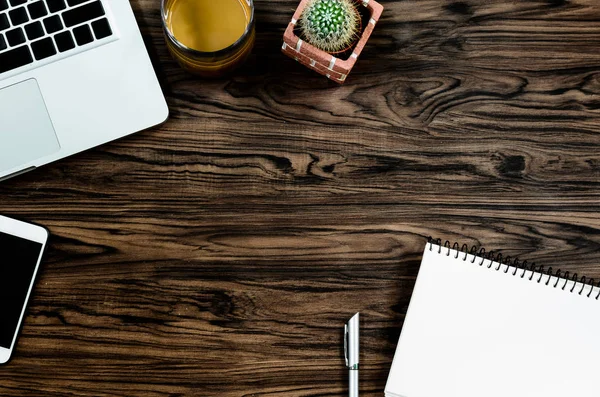 Mesa Escritorio Madera Marrón Con Libro Bolígrafo Cactus Teléfono Para — Foto de Stock