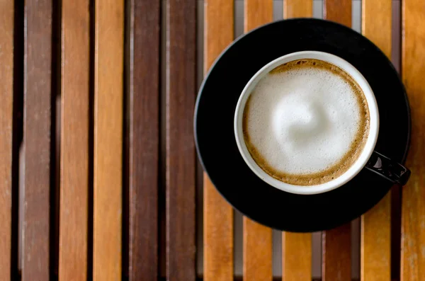 Eine Tasse Cappuccino Kaffee Auf Der Horaizontal Linie Braunem Holz — Stockfoto
