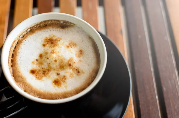 Una Taza Café Capuchino Mesa Madera Marrón Línea Horaizontal Listo — Foto de Stock