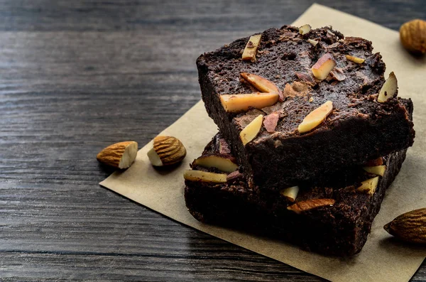 Brownie Chocolate Com Amêndoas Mesa Madeira Tem Pronto Para Servido — Fotografia de Stock