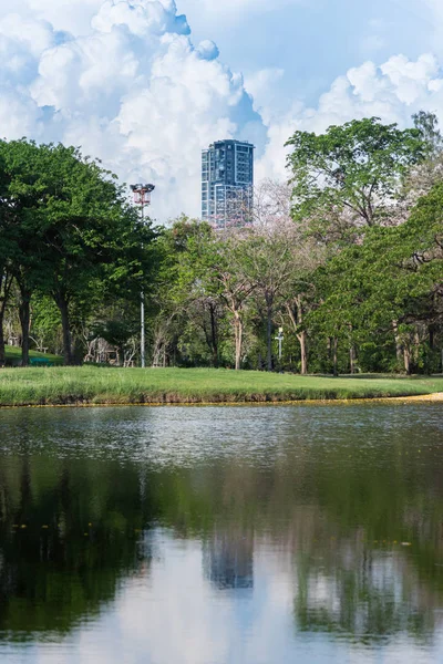 Mavi gökyüzü altında uzun görüş ve su ile yansıma ile sabah birçok büyük bulutlu yüksek Apart bina.