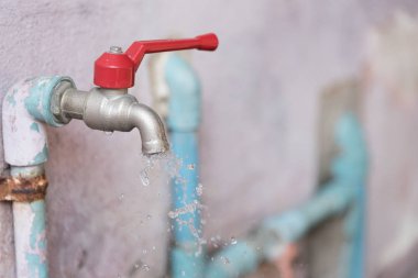 Damlayan su damlası ile yakın çekim musluğu. Su kaydediliyor.