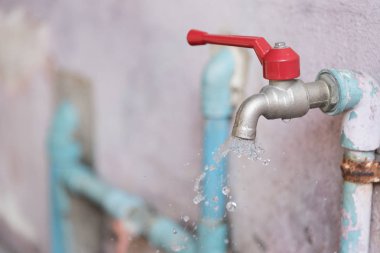 Damlayan su damlası ile yakın çekim musluğu. Su kaydediliyor.