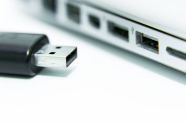 Siyah USB izole ve beyaz arka planda kopyalama ve aktarım verileri için bilgisayar laptop takılı.