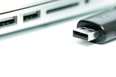 Siyah USB izole ve beyaz arka planda kopyalama ve aktarım verileri için bilgisayar laptop takılı.