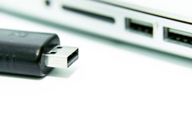 Siyah USB izole ve beyaz arka planda kopyalama ve aktarım verileri için bilgisayar laptop takılı.
