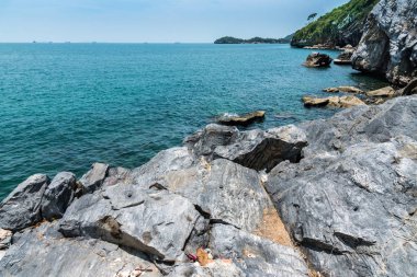 Taş deniz ve uzun pozlama ile sabah zaman dalga Ko Sichang Ilçe Chonburi, Tayland
