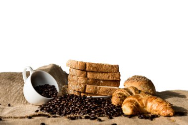 Ekmek ve kruvasan boş kahve fincanı ve kahve çekirdekleri ile Sim Tarih.