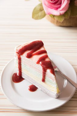 Beyaz tabakta çilekli kek, ahşap üzerine yakın çekim manzaralı ve sabah servis yapmaya hazır..