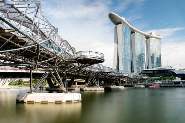 Marina Bay Sands, Singapur-Mayıs 23, 2017: Helix Köprüsü ve Marina Bay Hotel sabah mavi gökyüzü ve sahil yansıma Singapur ile.
