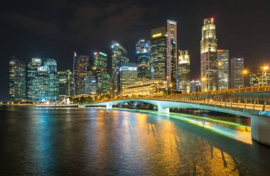 Marina Bay Sands, Singapur-Mayıs 23, 2017: Marina Bay Sands gece köprüde renkli Singapur şehir silüeti.