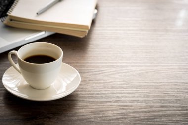 Ofis masasında siyah kahve, bilgisayar, gümüş kalem. Fotokopi alanı konsepti ile iş masası masa üstü görünümü.