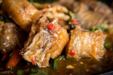 Kızarmış Balık dilimlenmiş ve hizmet için hazır zevk öğle yemeği zamanında yemek.