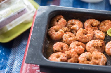 Karides dumanla tava üzerinde yemek yapıyordu..