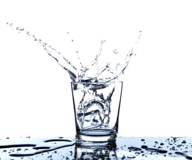 Ayna üzerinde yansıma ile cam su sıçraması.