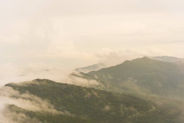 Dağ ve yağmur altında sis Denizi ve suan ya Luang gelen Nan Eyaleti, Kuzey Tayland bulutlu gökyüzü görünümü.