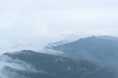 Dağ ve yağmur altında sis Denizi ve suan ya Luang gelen Nan Eyaleti, Kuzey Tayland bulutlu gökyüzü görünümü.