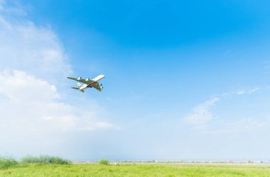 Bangkok, Tayland-Ağustos 19, 2017: Emirates Havayolu Bangkok Tayland Suvarnabhumi Havaalanı sabah görünümünde mavi gökyüzü altında çıkar sonra.