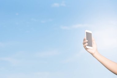 İnsanların el tatil ve sabahları mavi gökyüzü ile rahatlatıcı zaman mavi gökyüzü bir fotoğraf çekmek.