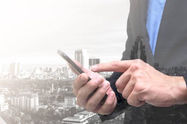 İşadamı planlama ve iş konsepti siyah beyaz ve cityscape ile kendi iş için telefonda dokunmadan vardır.