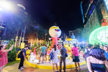 Editör: Merkez Dünya Bangkok Şehri, Tayland, 16 Kasım 2018. Merkez Dünya 2018 'den 2019' a kadar Siam Bangkok Tayland 'da büyük bir Noel ağacı hazırlayıp inşa ediyor..