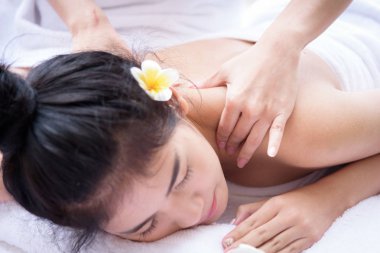 Güzeller güzeli Asyalı insanların portresi. Kaplıca salonundaki el masajını kapatıyorlar. Güzellik, sağlık, kaplıca ve rahatlama konsepti.