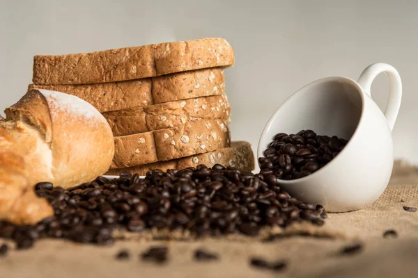 Kenyér Croissant Zsákvászon Üres Kávéscsésze Szemes Kávé — Stock Fotó